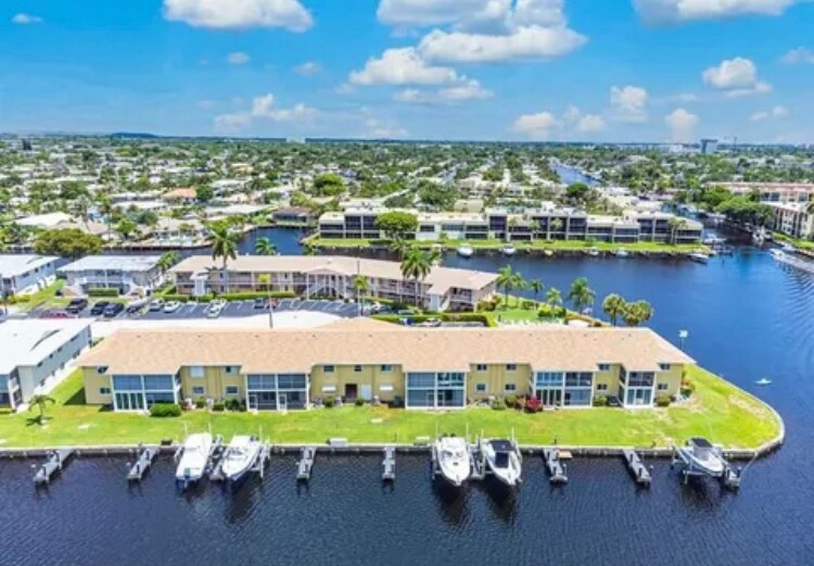 Building Photo - 700 SE 7th Ave