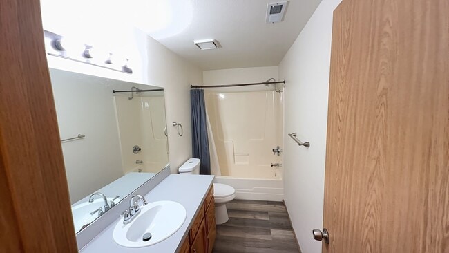 Building Photo - 50% OFF One Month's RENT! 3 Bedroom 2 Bath Renovated House with/ Fenced Backyard on Dead End Street