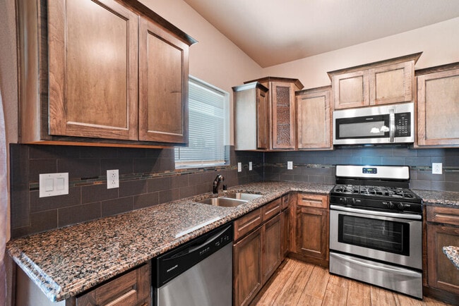 Building Photo - 852 Lemington St