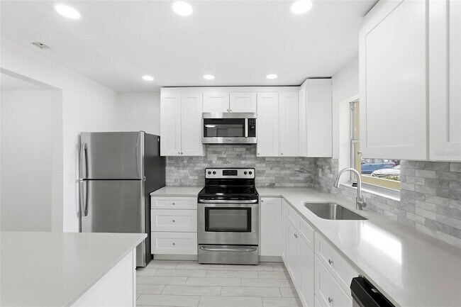 Building Photo - 4775 Cove Cir