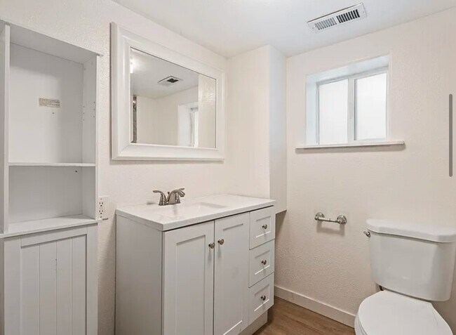 Building Photo - 471 W Elm St