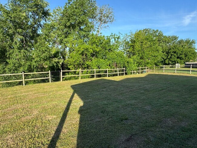 Building Photo - Bixby 3 car garage, great lot!