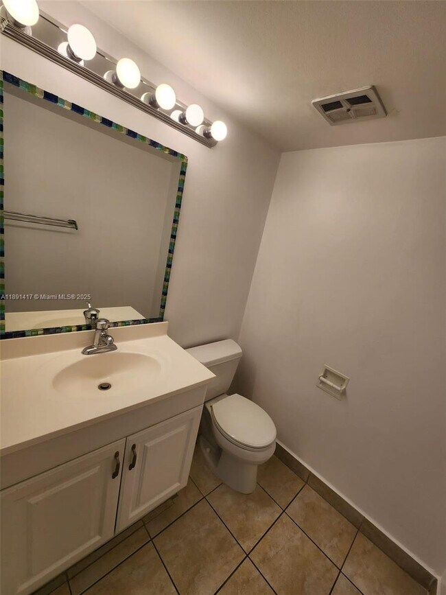 Building Photo - 3301 N Country Club Dr