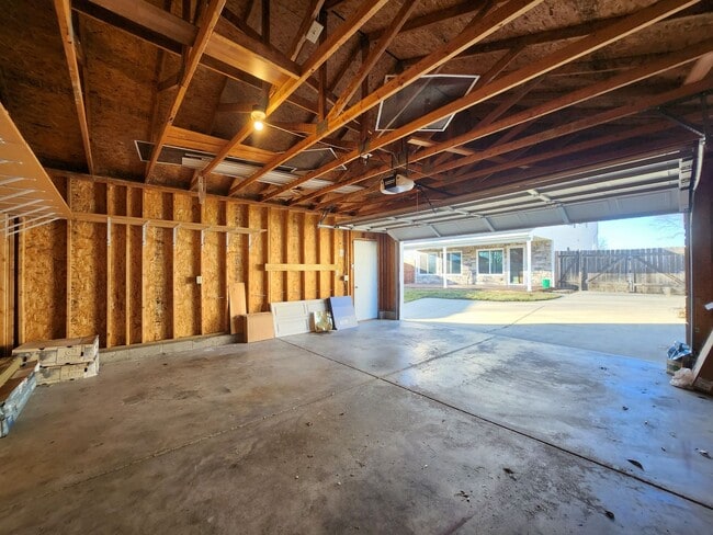 Building Photo - Beautiful 2-Story Home in Northmont School District