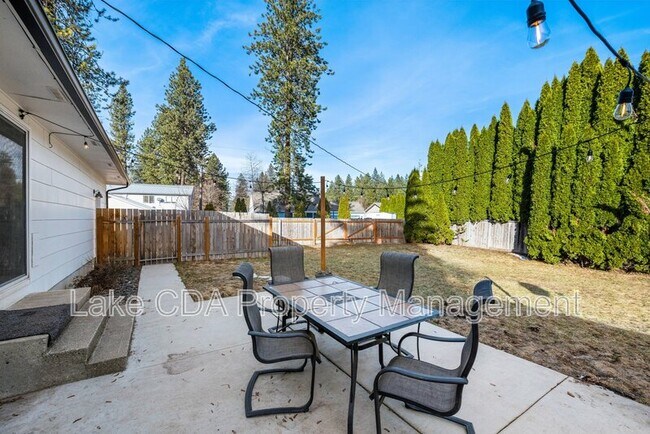 Building Photo - 3870 N Honeysuckle Dr