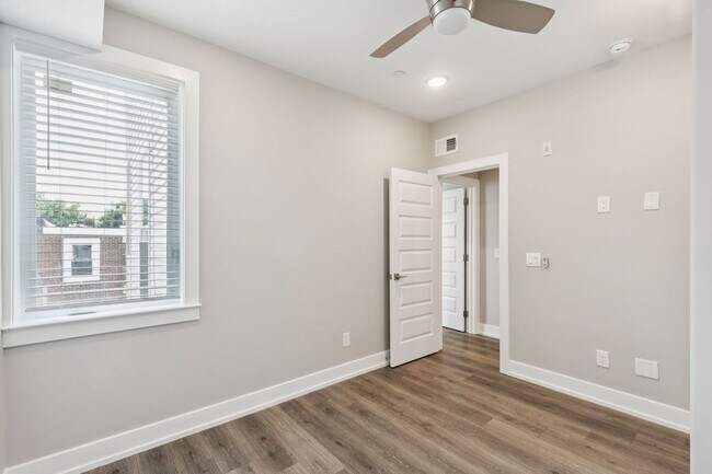 Building Photo - Chic 2-Bedroom Rental with Stunning Roofto...