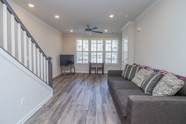 Building Photo - Stunning 3 Bed 2.5 Bath, Newer Condo-Style...