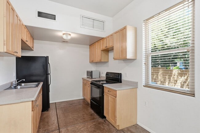 Building Photo - 934 N Campbell Ave