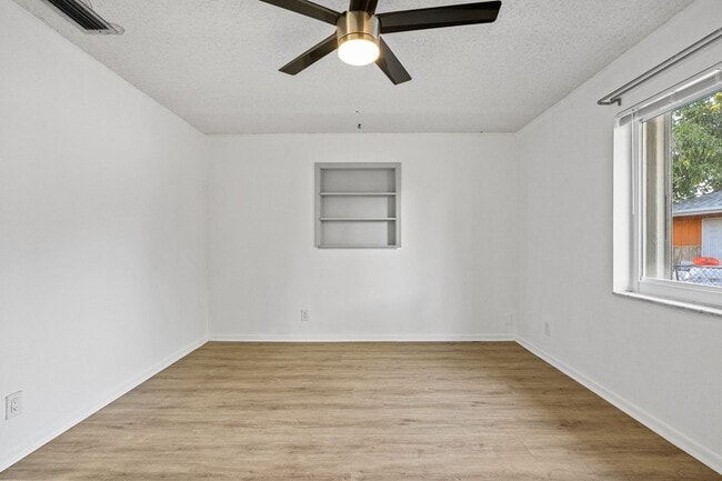 Building Photo - Comfortable Oakland Park Living - 3BR with Outdoor Space