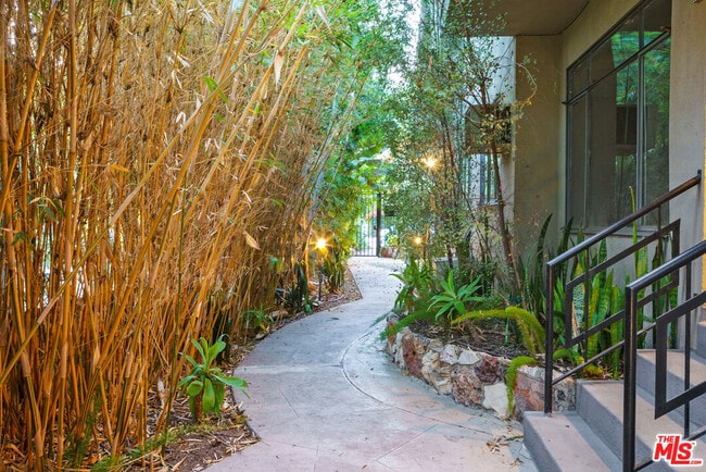 Building Photo - 2488 Beachwood Dr