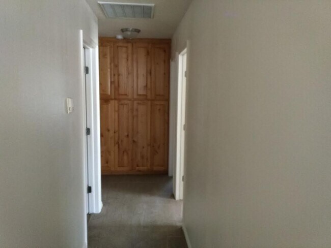 Building Photo - 3 Bed 2 bathroom house