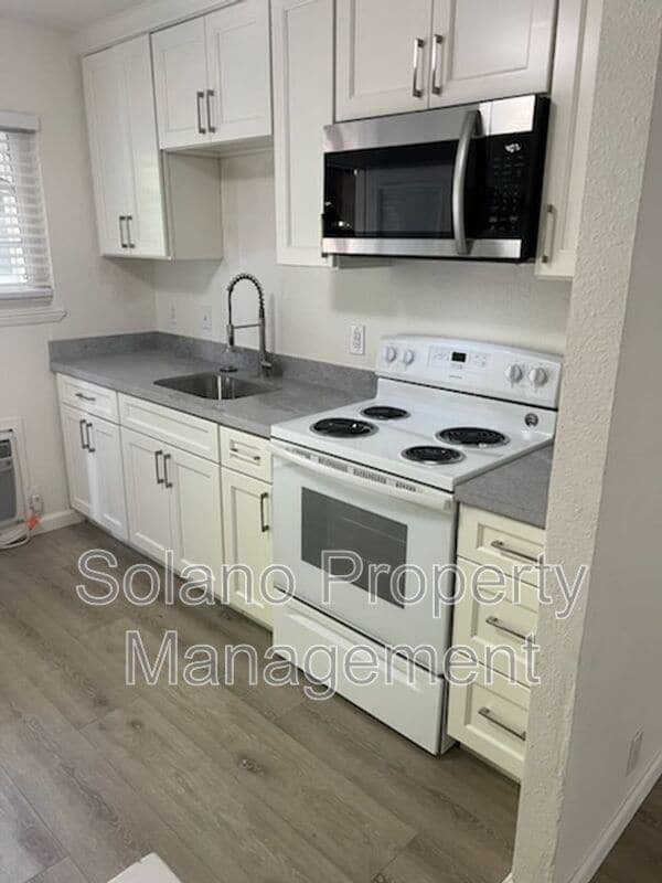 Building Photo - 741 Alamo Dr