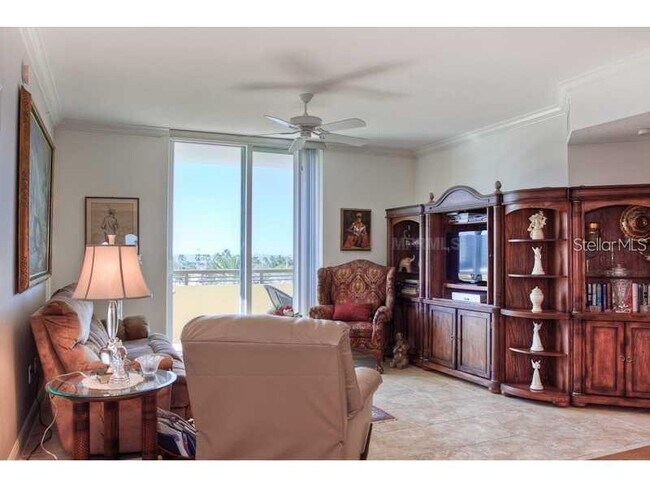 Building Photo - 800 N Tamiami Trl