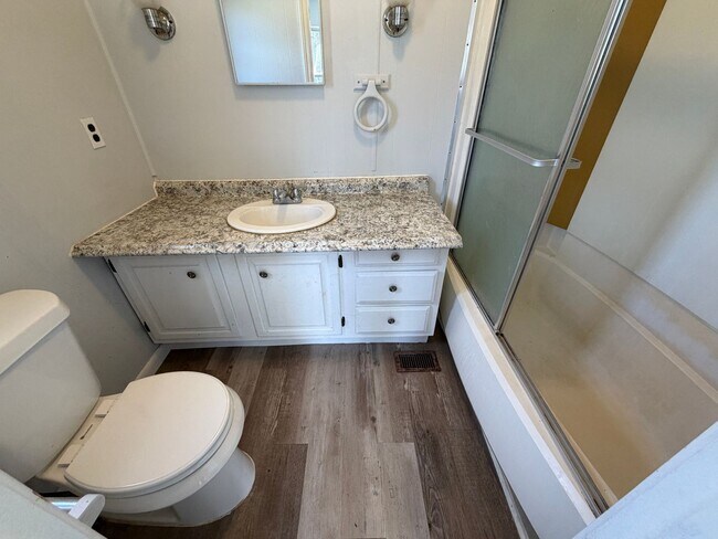 Building Photo - Spacious 3/2 available now!