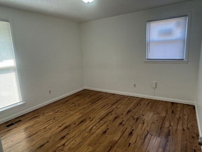 Building Photo - 4754 Trenton Dr