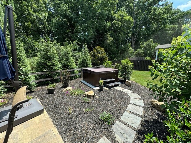 Building Photo - 512 Edgewater Dr