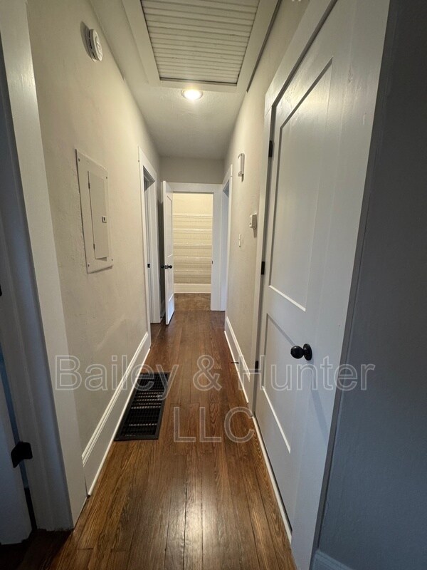 Building Photo - 1385 Hartford Ave SW