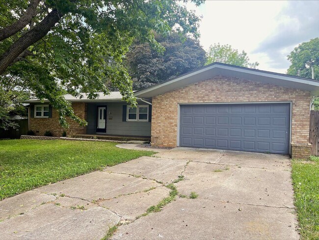 Primary Photo - Gorgeous 3 Bedroom Home located near the new HYVEE!