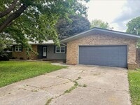 Building Photo - Gorgeous 3 Bedroom Home located near the new HYVEE!