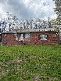 Building Photo - 3 Bedroom 2 Bath House, Garage, Large Lot-Spring Grove SD