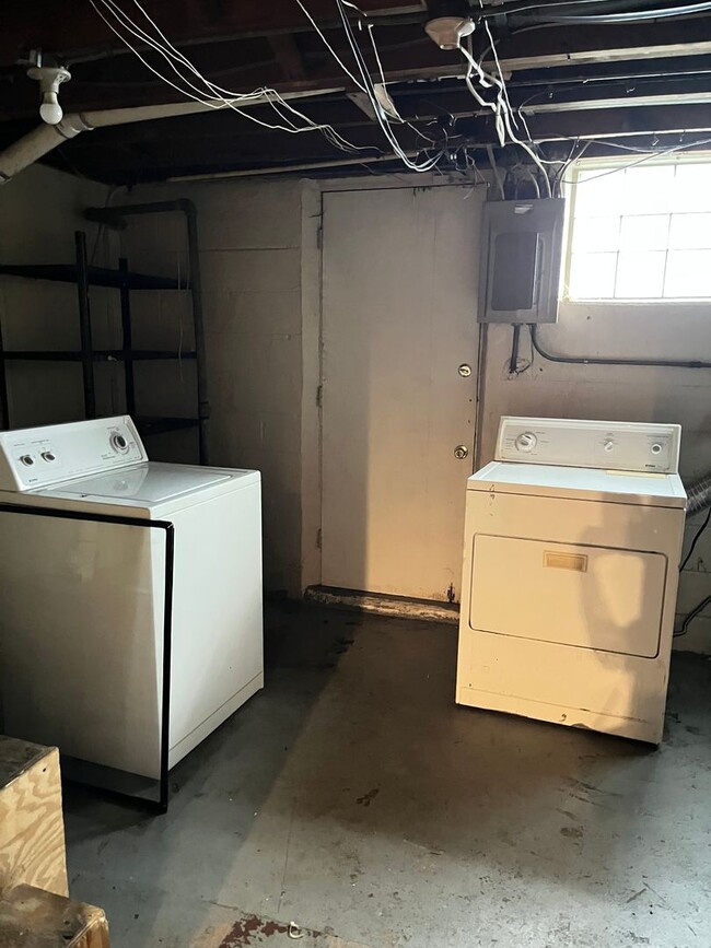 Building Photo - Beautiful 3 Bedroom 1 Bathroom East Baltim...