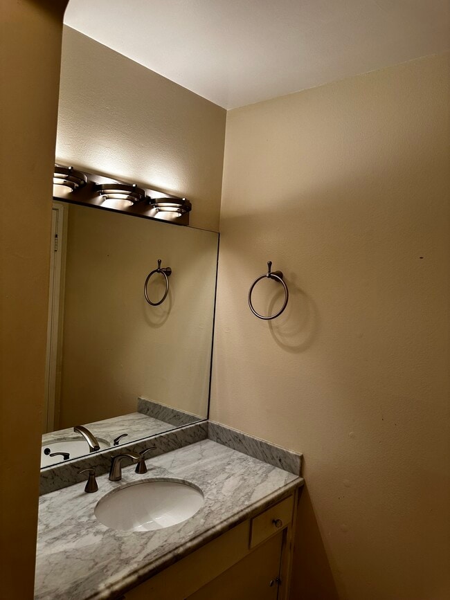 Building Photo - 932 Peninsula Ave