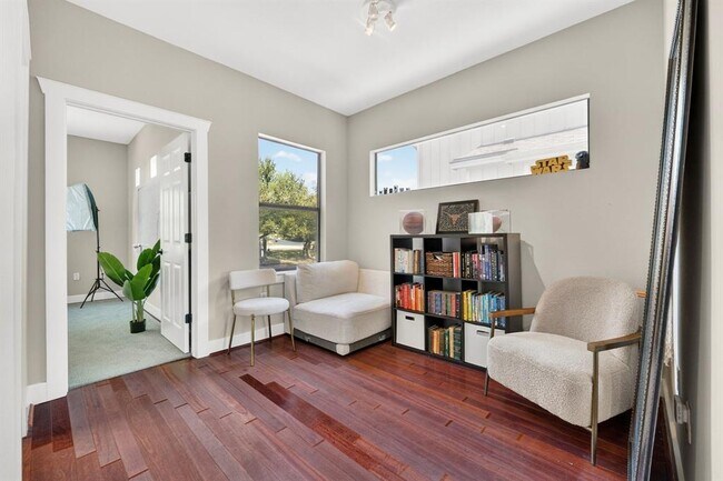 Building Photo - 3003 Lovell Dr