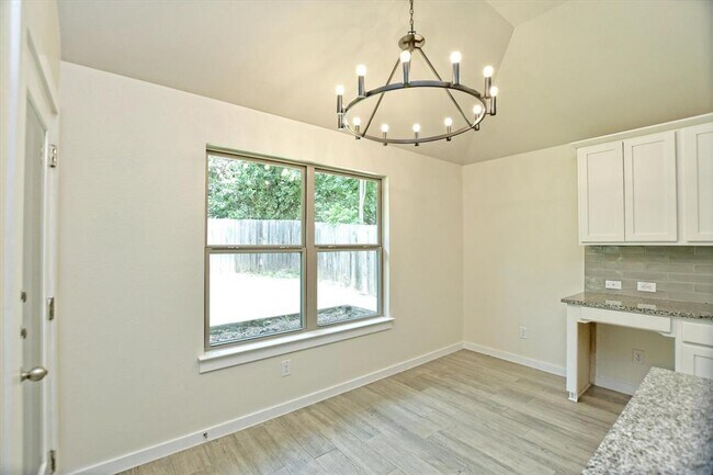 Building Photo - 10620 W Lakeview Dr