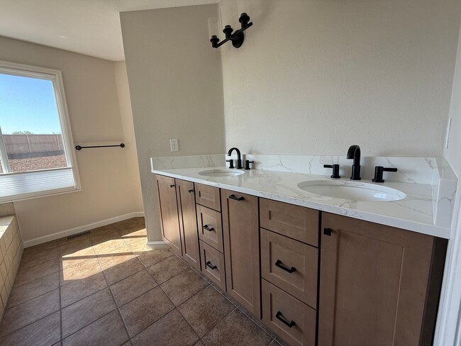 Building Photo - 818 Spyglass Cir