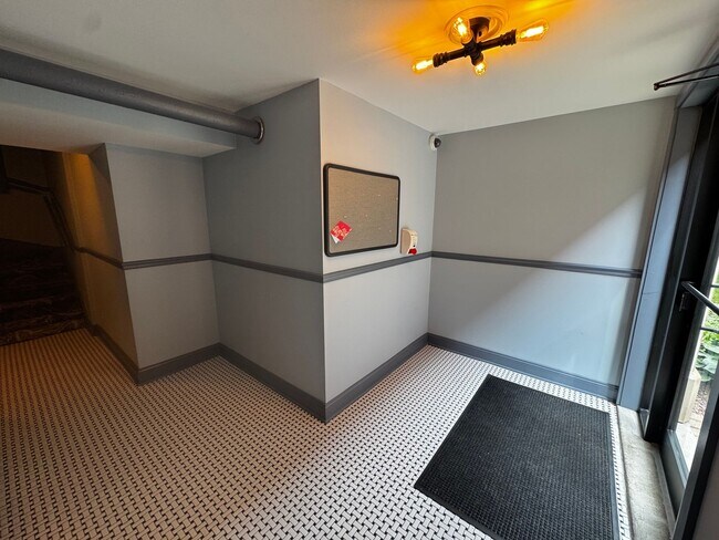 Building Photo - 1 Bedroom in Prime Location Near Loyola Park & Beach!