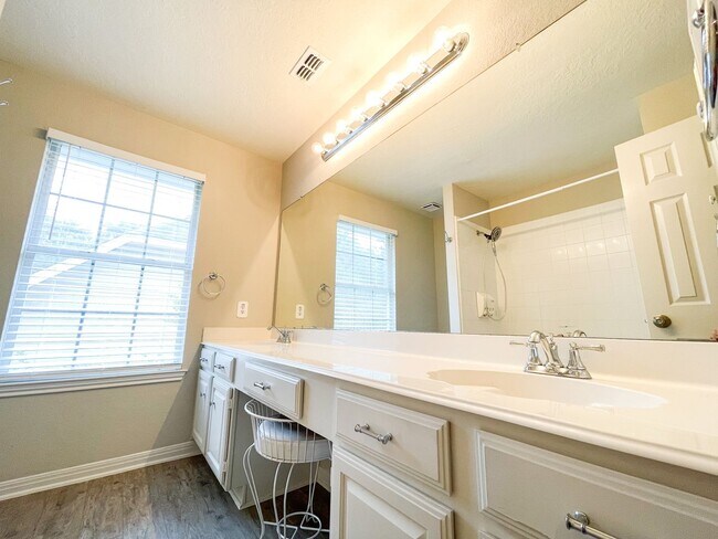 Building Photo - Beautiful 4 Bedroom 2.5 Bathroom Home in L...