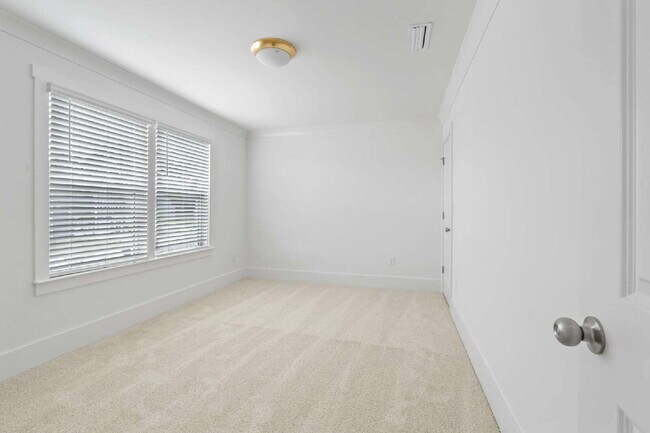 Building Photo - Experience Modern Comfort: Spacious 4-Bedr...