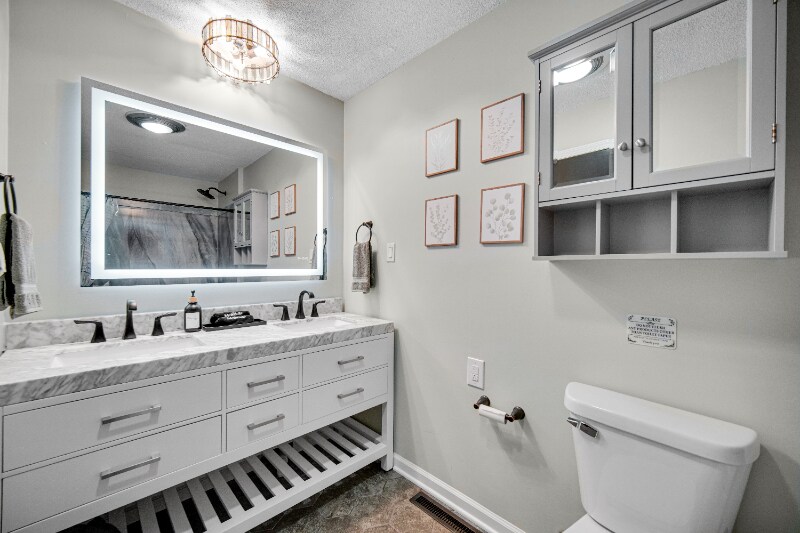 Building Photo - 454 Francis St