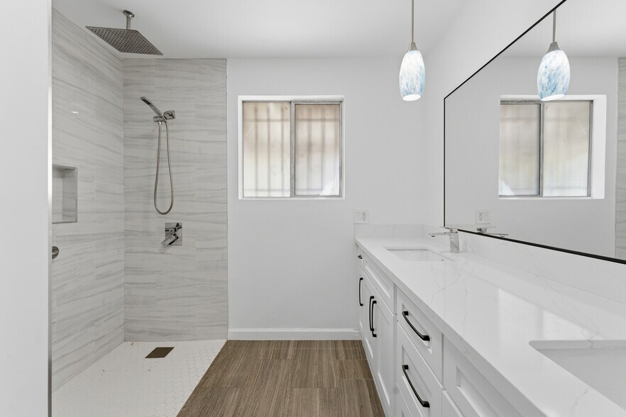 Building Photo - 824 S Holt Ave