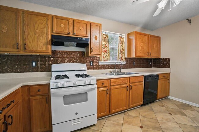 Building Photo - 2224 Eagles Nest Cir