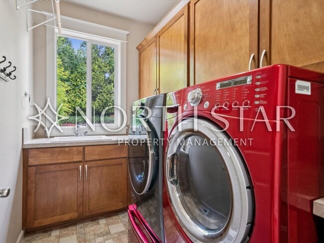 Building Photo - Move-In Ready Craftsman with Gourmet Kitchen, Bonus Room & Private Basketball Court