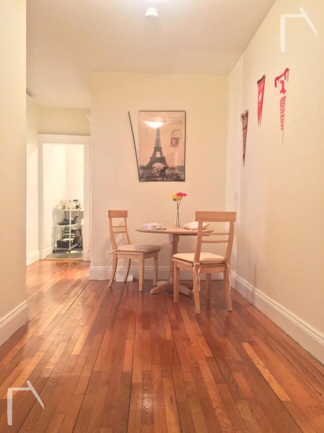 Building Photo - Large Fully Renovated Unit On Cleveland Ci...