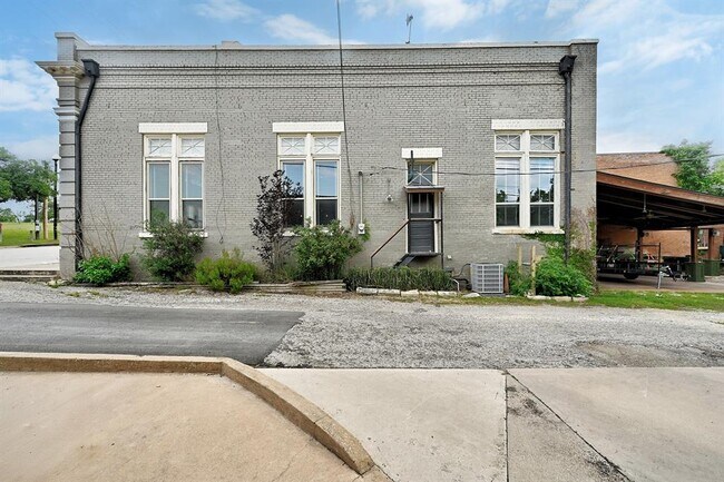 Building Photo - 104 Hoxie St