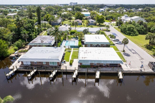 Building Photo - ** NEAR DOWNTOWN ** 2 BED / 2 BATH CONDO -...