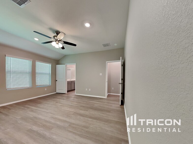 Building Photo - 10487 Pineland Dr