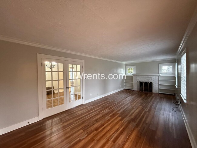 Building Photo - Beautiful 3 bed 2 bath updated home! Half off first months rent!