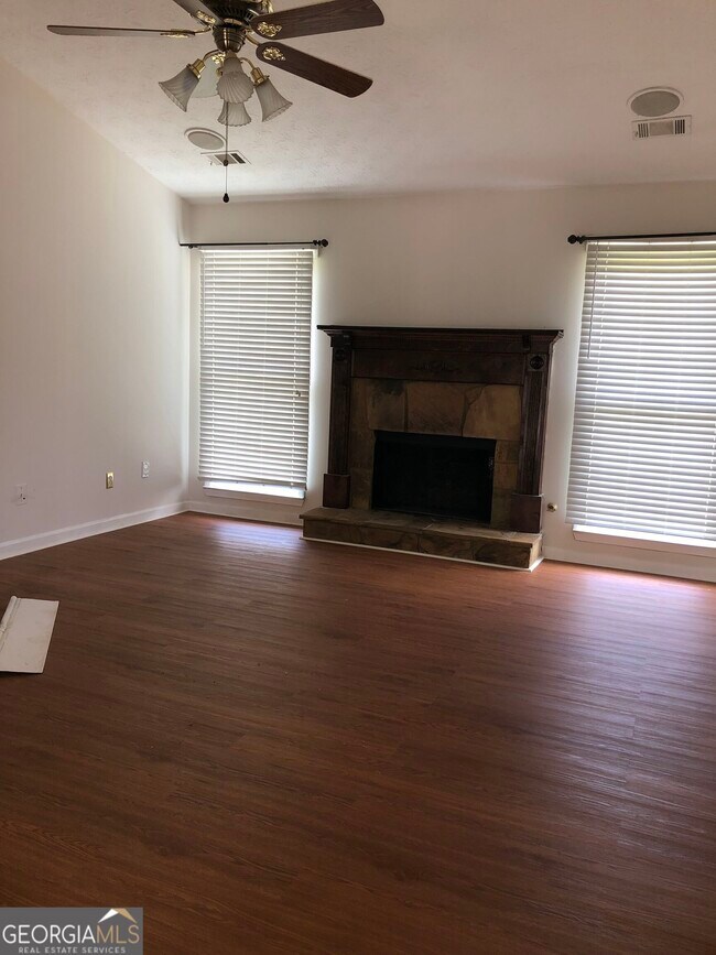 Building Photo - 75 Oak Wood Ln