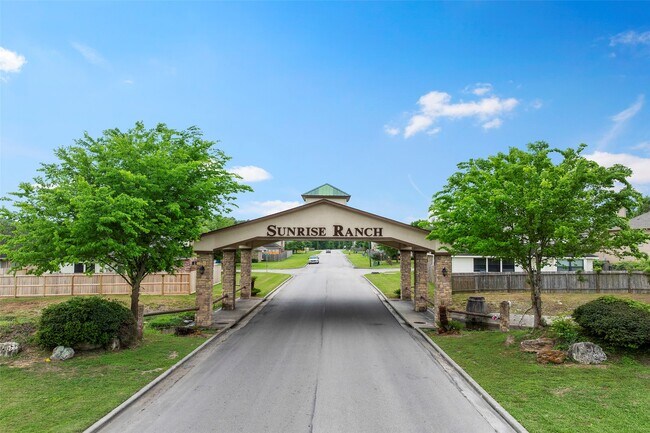 Building Photo - 18401 Sunrise Oaks Ct