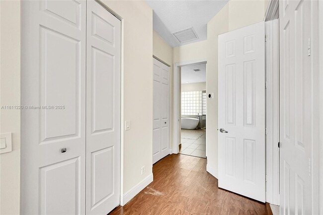 Building Photo - 512 NW 120th Dr