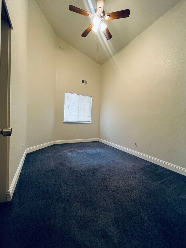 Building Photo - $2450 - 3 Bed/2 Bath Home in a Beautiful Neighborhood