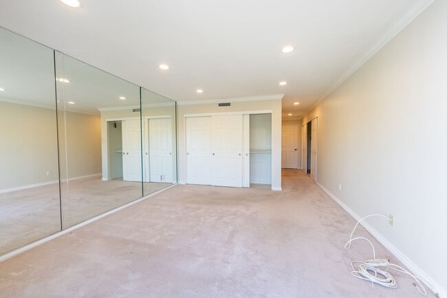 Building Photo - 2 Bedroom & 2 Bathroom