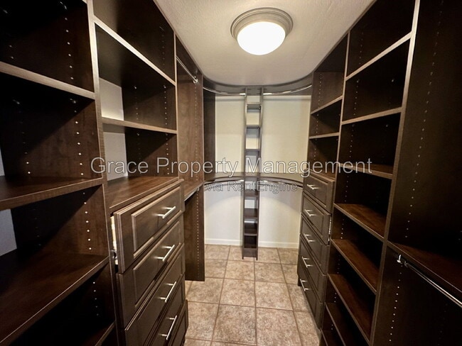 Building Photo - 852 S Quail Way