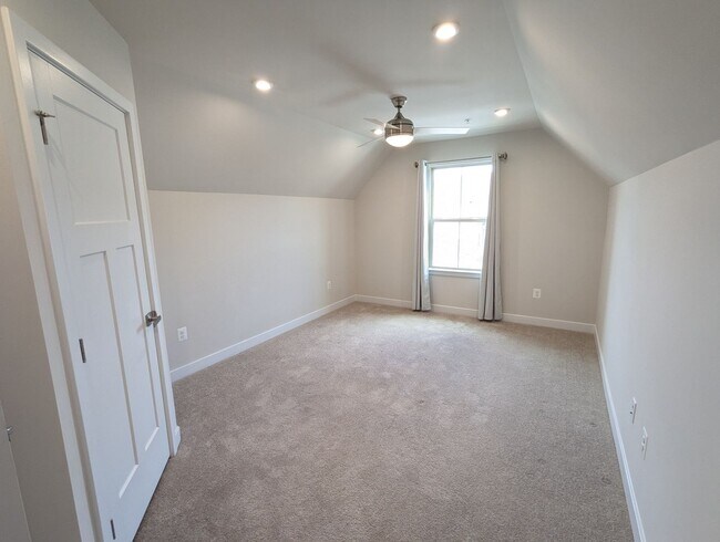 Building Photo - Stunning villa in the Harrison Terrace com...