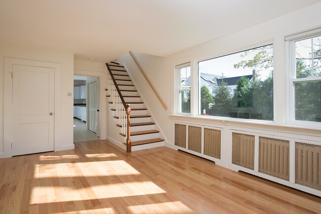 Building Photo - 352 Thoreau St