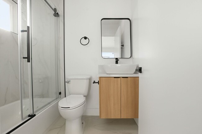 Building Photo - 828 N Detroit St